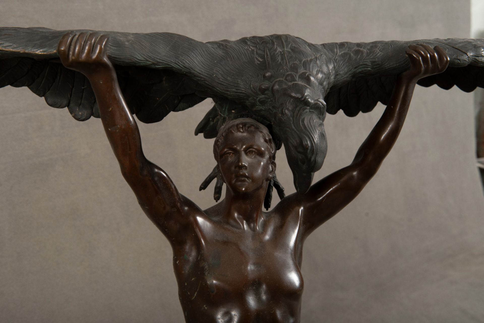 Ludwig Gräfner (1862-1939). Herkules mit dem Adler des Prometheus. Bronze, brüniert, auf dem - Bild 4 aus 8