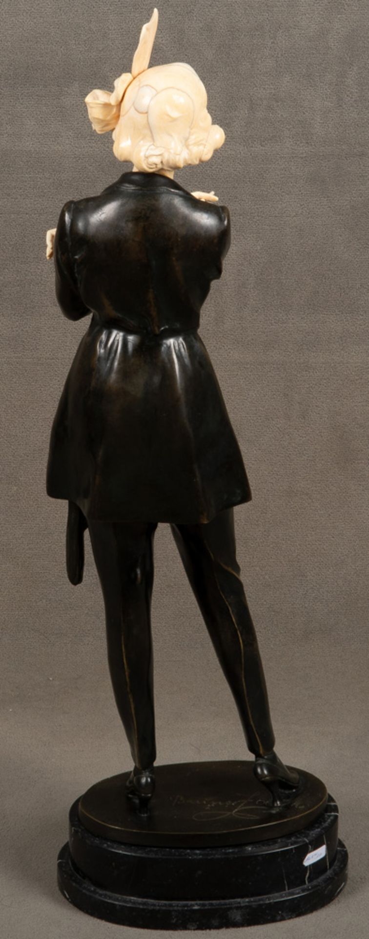 Bruno Zach (1891-1945). Stehende Frau mit Zigarette. Bronze, mit Elfenbeinschnitzereien, auf der - Image 3 of 4