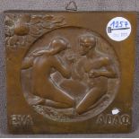 Wandkachel „Eva Adam“. Deutsch um 1900. Bronze, reliefiert und beschriftet, 16,5 x 16,5 cm.