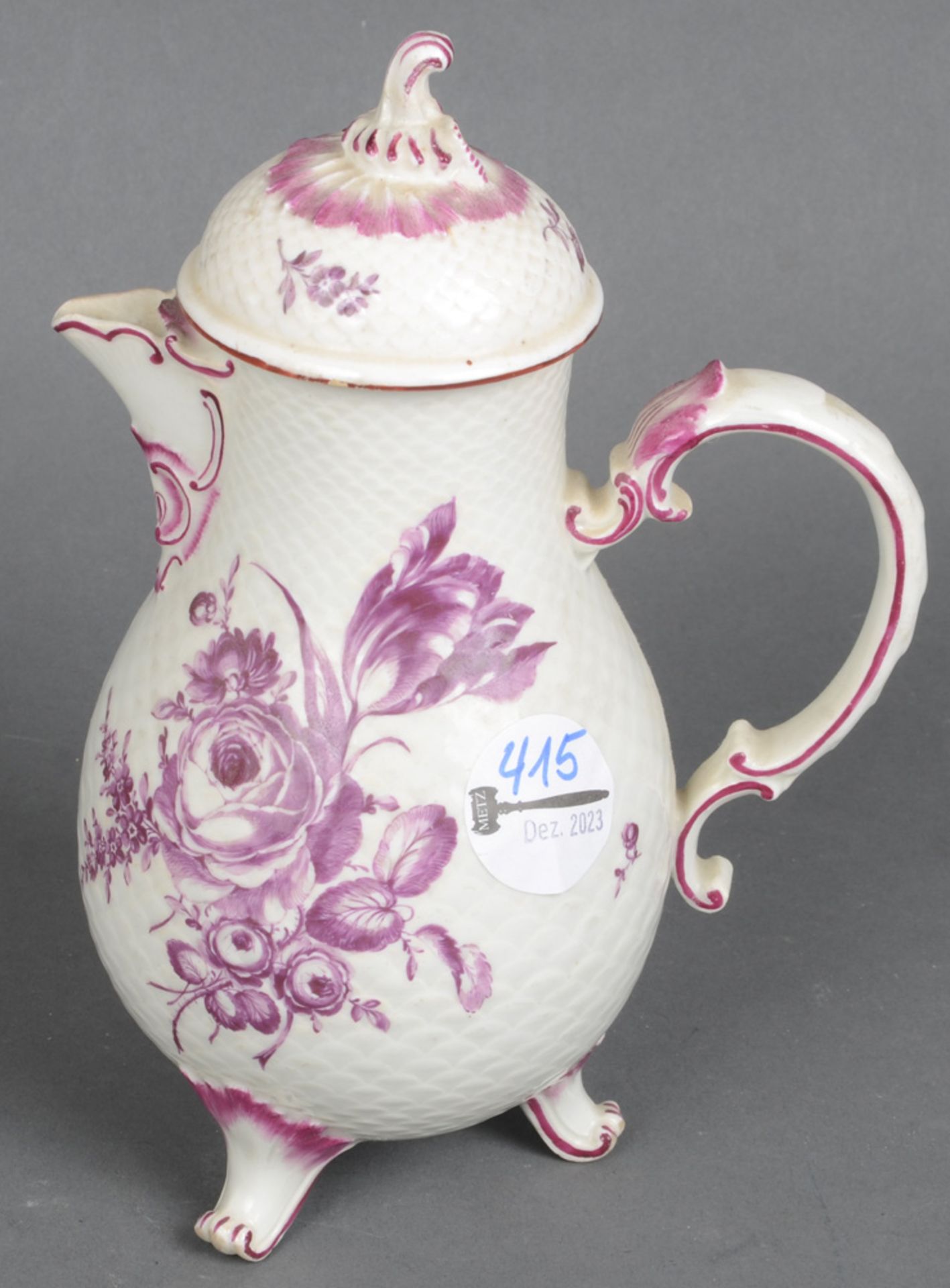 Kanne „Schuppendekor“. Ludwisburg 1770. Porzellan, purpur floral bemalt, am Boden