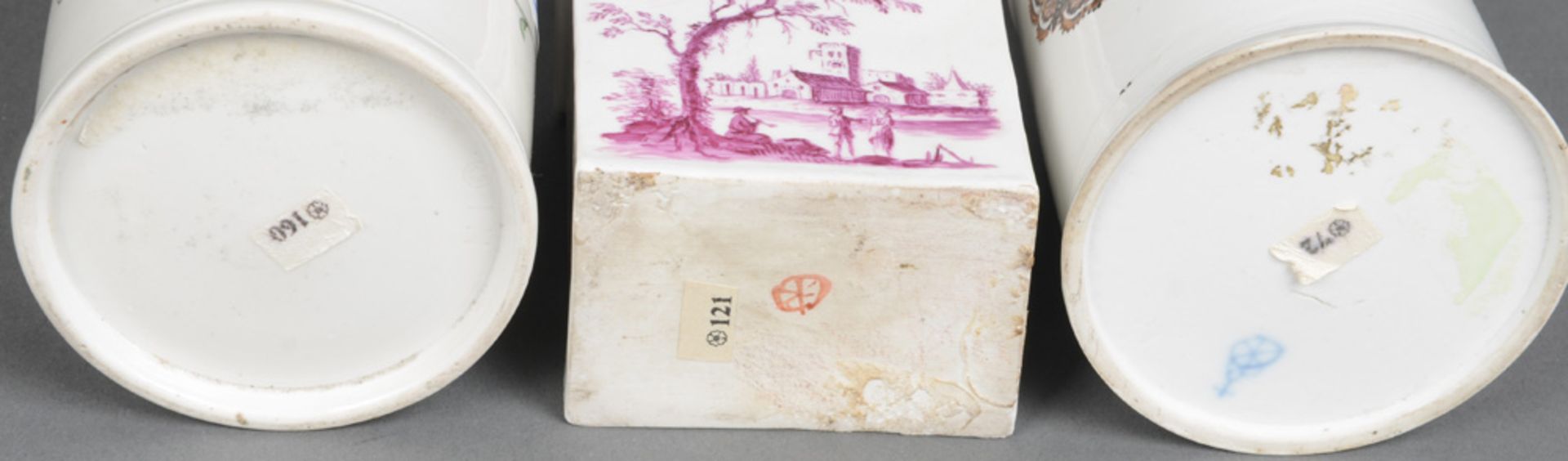 Drei Teedosen. Höchst 1760-70. Porzellan, bunt bzw. purpur bemalt mit Landschaft bzw. Floraldekor. - Image 2 of 2
