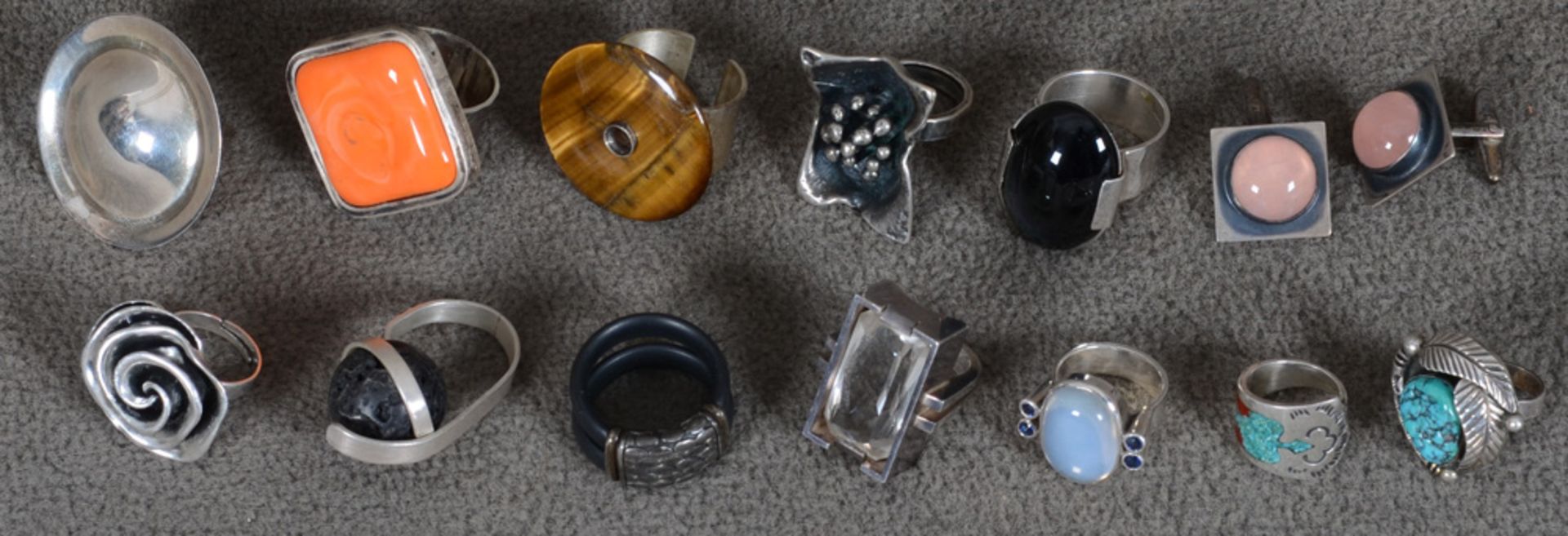Konvolut unterschiedlicher Ringe, teilw. Silber, ca. 199 g, u.a. besetzt mit Jade, Onyx, Rosenquarz,