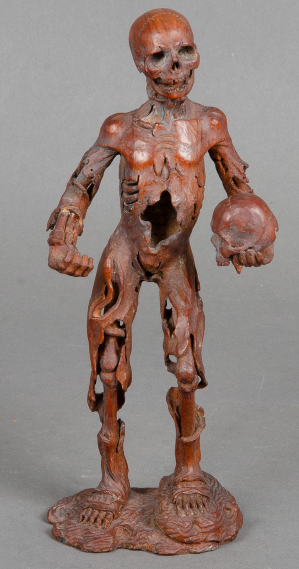 „Tödlein“-Figur, wohl süddeutsch. Buchsbaum, geschnitzt (H=21 cm); dazu zweitüriger Holzschrein