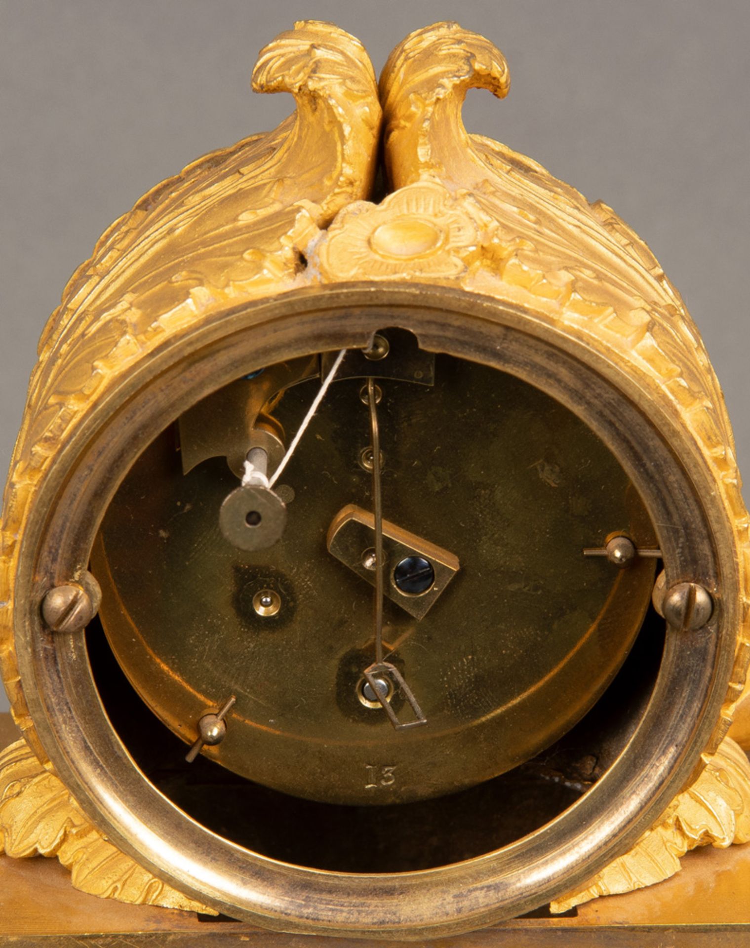 Empire-Tischuhr. Paris 19. Jh. Bronze, feuervergoldet. Rundes Uhrwerk mit einfachem Schlüsselaufzug, - Image 2 of 2