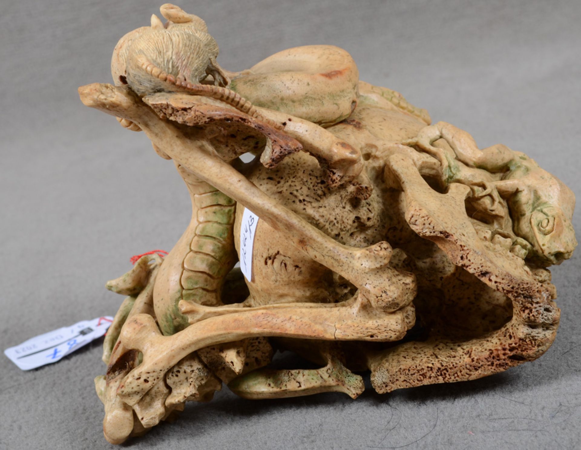 Totenkopf, wohl deutsch. Wohl Knochen, geschnitzt mit Schlange, Fröschen und Ratten, H=9,6 cm. Non- - Image 3 of 3