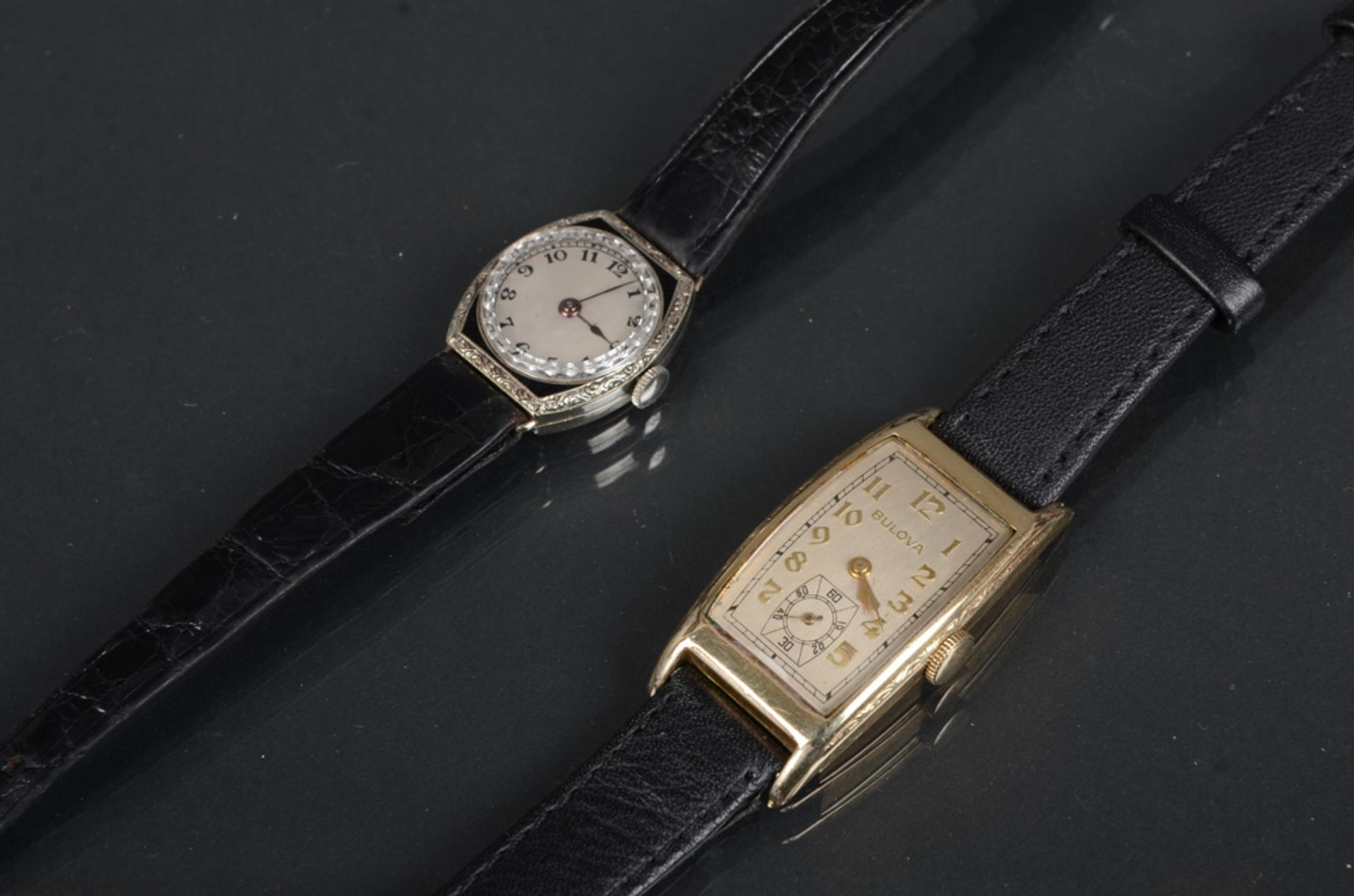 Damenarmbanduhr, Marke „Bulova", vergoldet; dazu eine weitere Uhr, 14 ct Gold. (Funktion