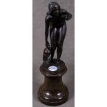 Paul Ludwig Kowalczewski (1865-1910). „Hebe“. Weiblicher Akt mit Wasserschale und Amphore. Bronze,