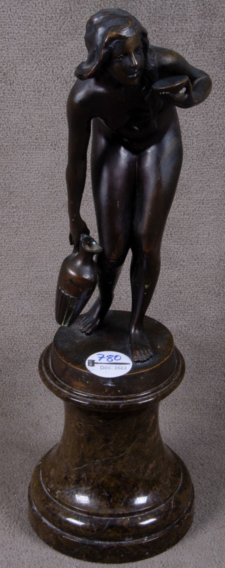 Paul Ludwig Kowalczewski (1865-1910). „Hebe“. Weiblicher Akt mit Wasserschale und Amphore. Bronze,