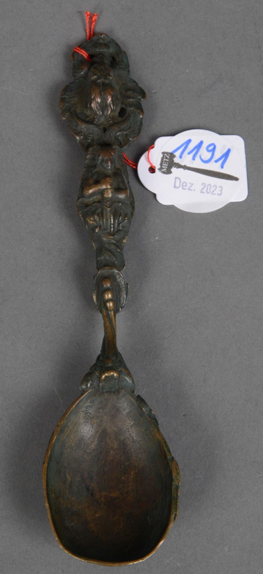 Zierlöffel. Deutsch. Bronze, aufwendig gearbeitet, verso mit Wappen und Beschriftung, L=19 cm.