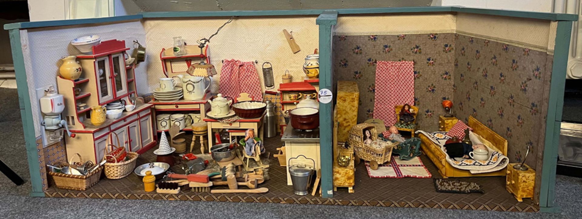 Puppenstube mit Küche und Schlafzimmer. Deutsch 20. Jh. Holz, teilw. bemalt und tapeziert; bemalte