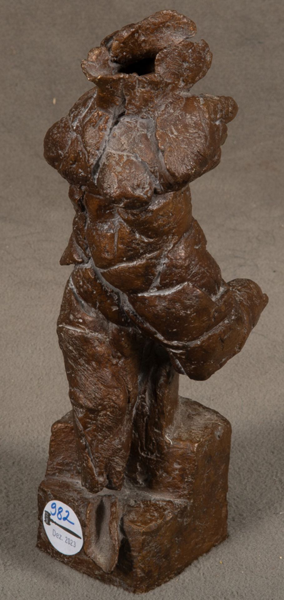 Eberhard Linke (*1937). „KLEINE NIKE“. Bronze, seitl. sign./bez./dat. 2010, H=31,5 cm.