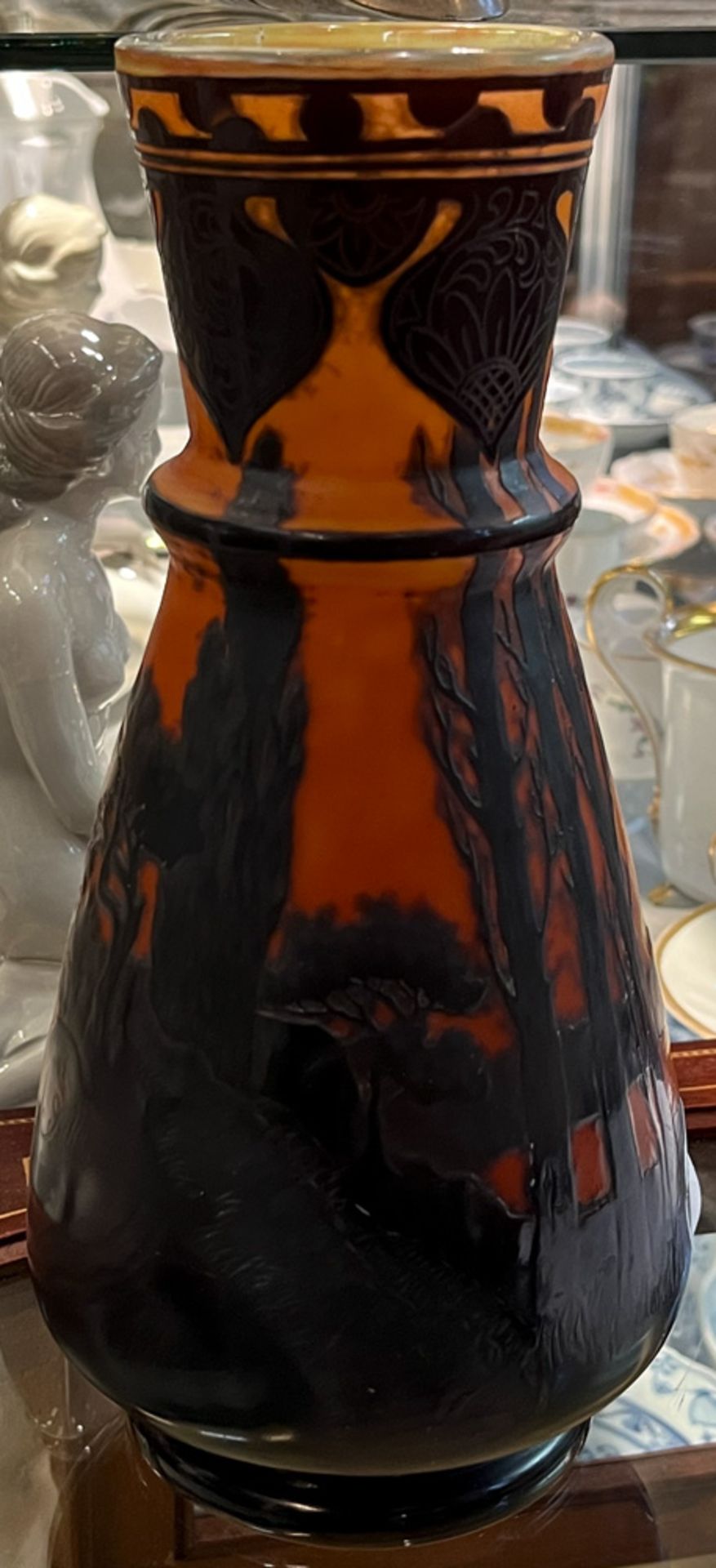Jugendstil-Vase. Nancy, Émile Gallé um 1900. Farbloses Glas, farbig überfangen, geschnitten mit - Image 4 of 8