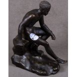 Wohl französischer Bildhauer um 1900. Sitzender Adonis. Bronze, brüniert, H=26,5 cm.