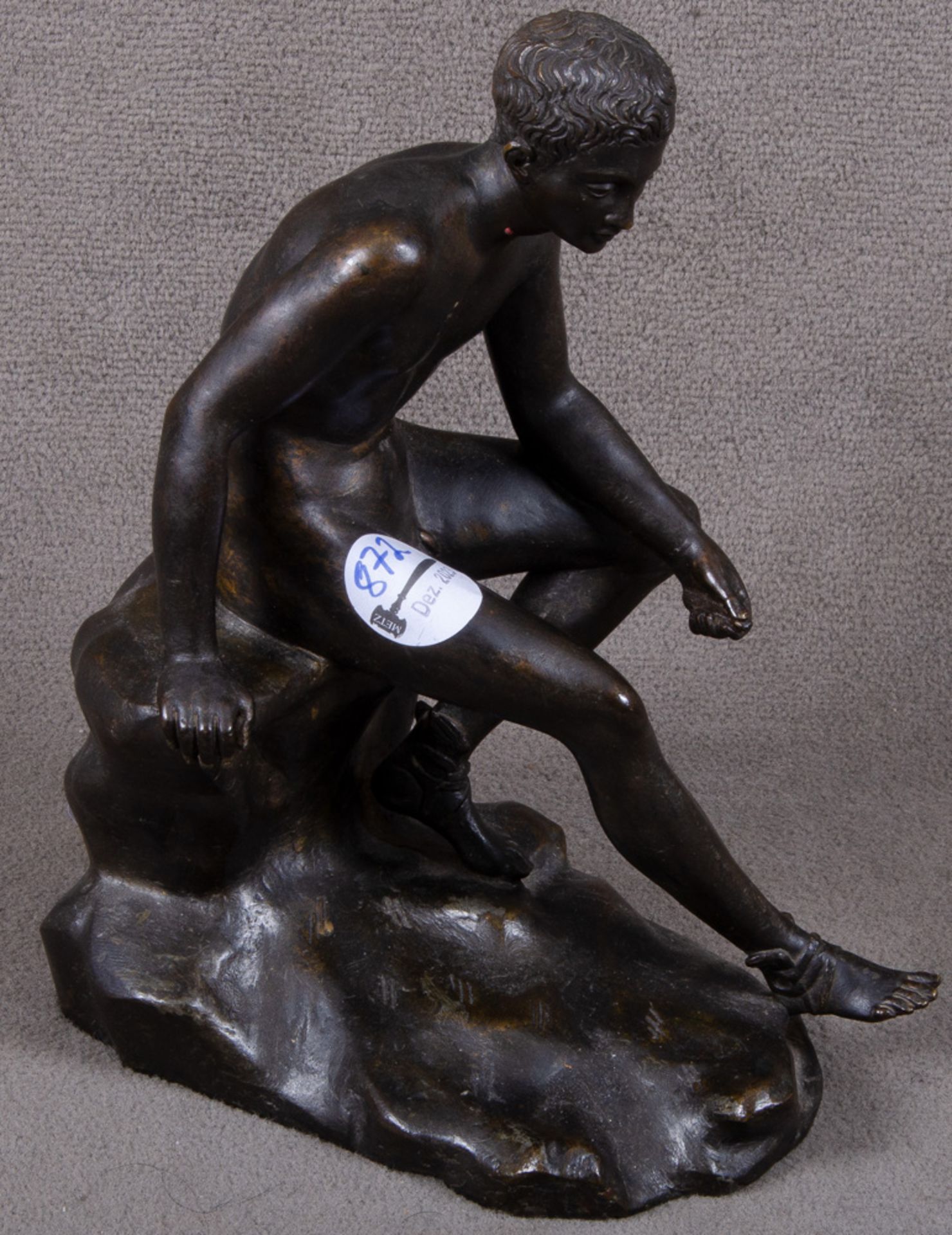 Wohl französischer Bildhauer um 1900. Sitzender Adonis. Bronze, brüniert, H=26,5 cm.