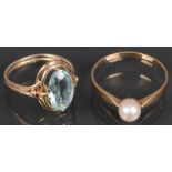 Zwei Ringe. 14 ct Gold, besetzt mit Aquamarin bzw. Perle, ca. 5 g. (Ringgröße 56 / 65)