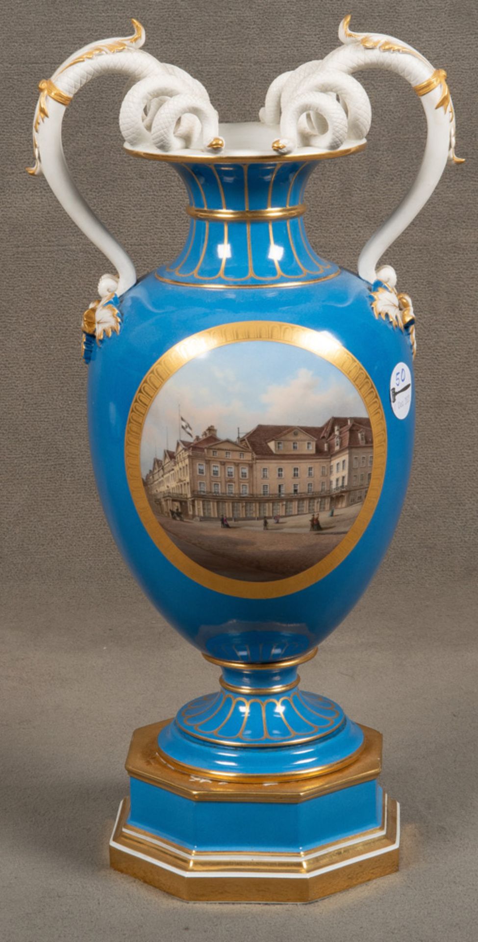 Urbino-Vase auf Sockel. Berlin 19. Jh. Porzellan, mit türkisblauem Fond, Goldrändern und