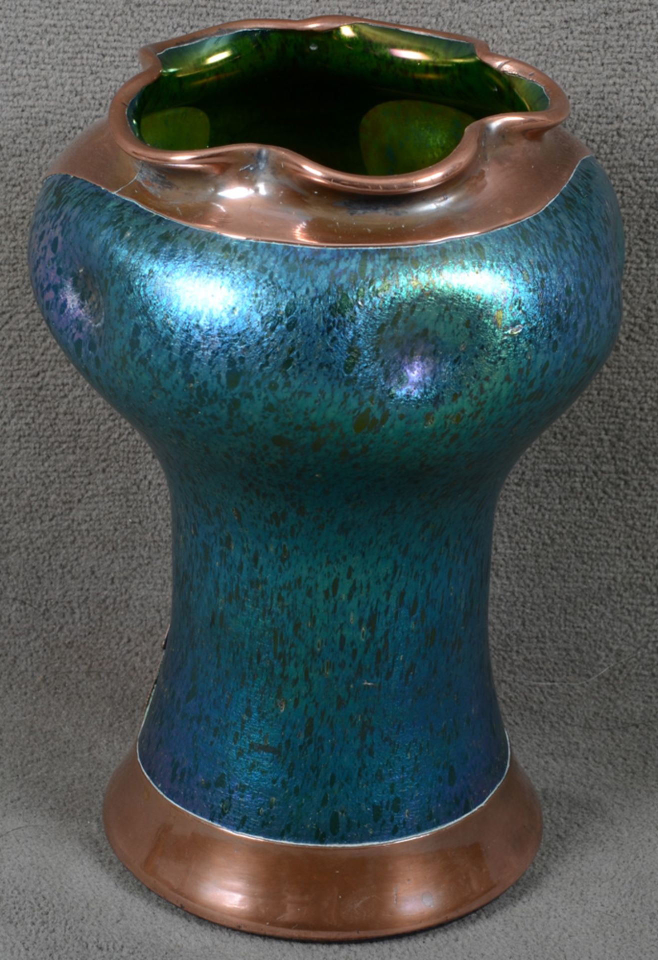 Jugendstil-Vase. Klostermühle, Loetz Witwe um 1900. Farbloses Glas, lüstrierend überfangen mit - Image 2 of 2