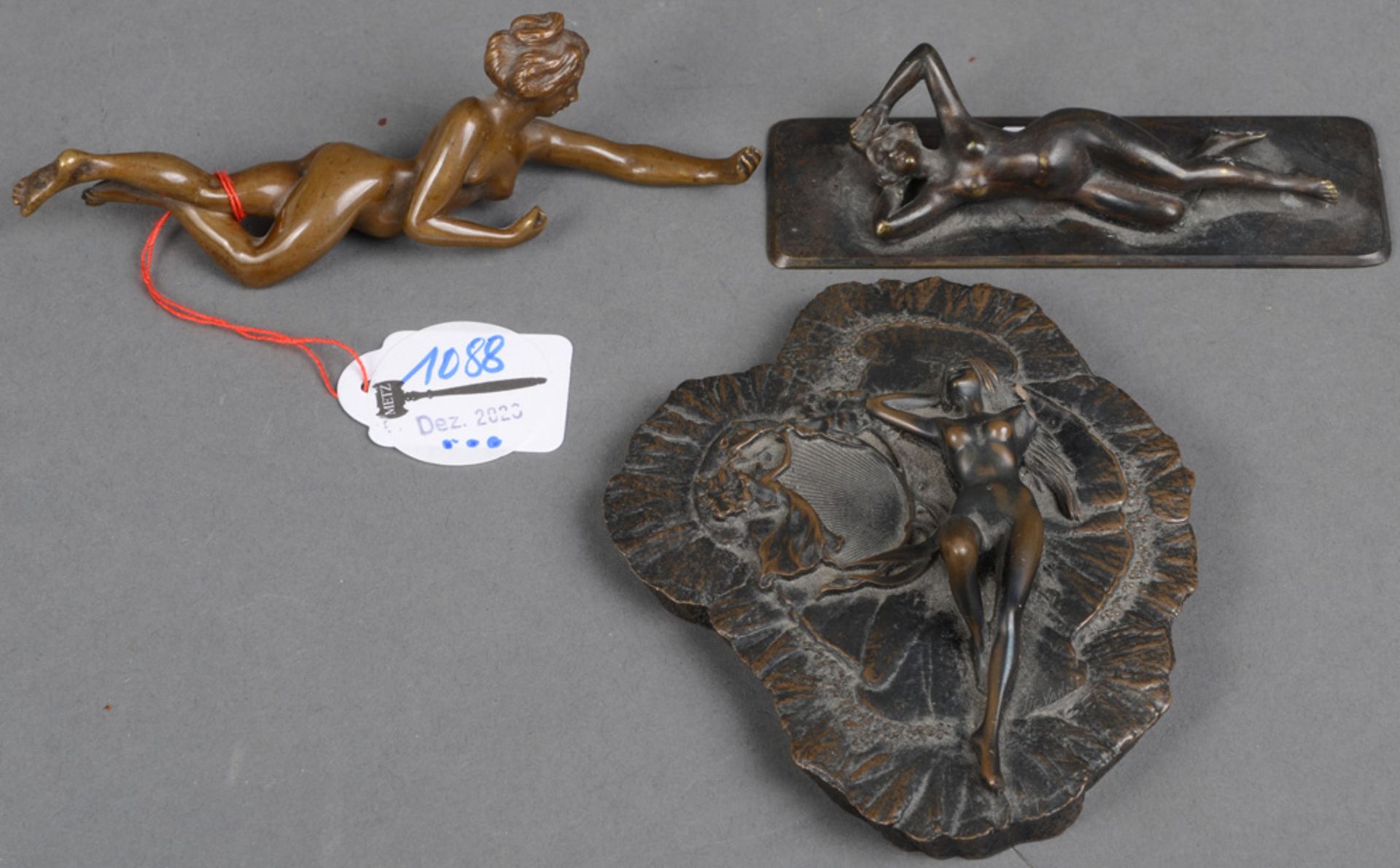 Franz Xaver Bergmann (1838-1894). Drei liegende weibliche Akte. Wiener Bronze, H=2,3 / 3,1 / 3,4 cm.
