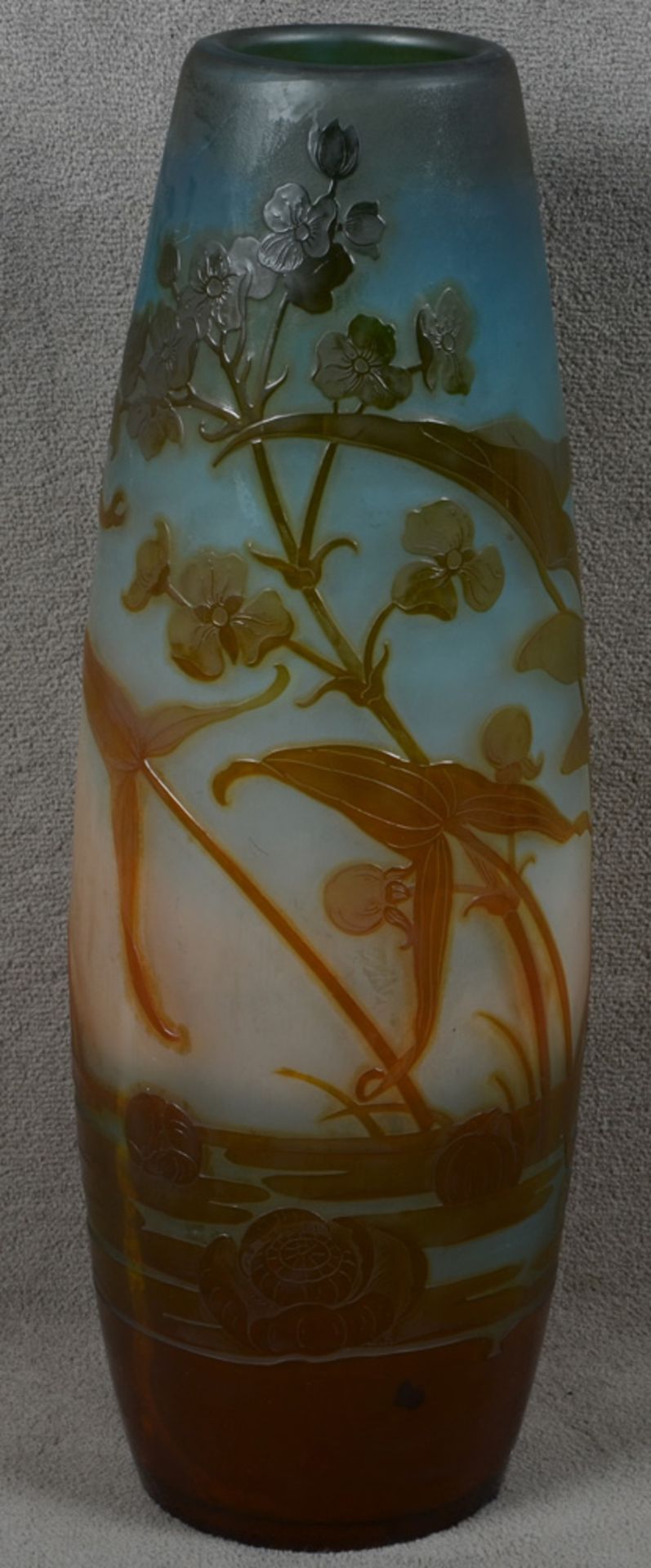 Jugendstil-Vase. Nancy, Émile Gallé um 1900. Farbloses Glas, farbig überfangen, geschnitten mit - Image 2 of 9