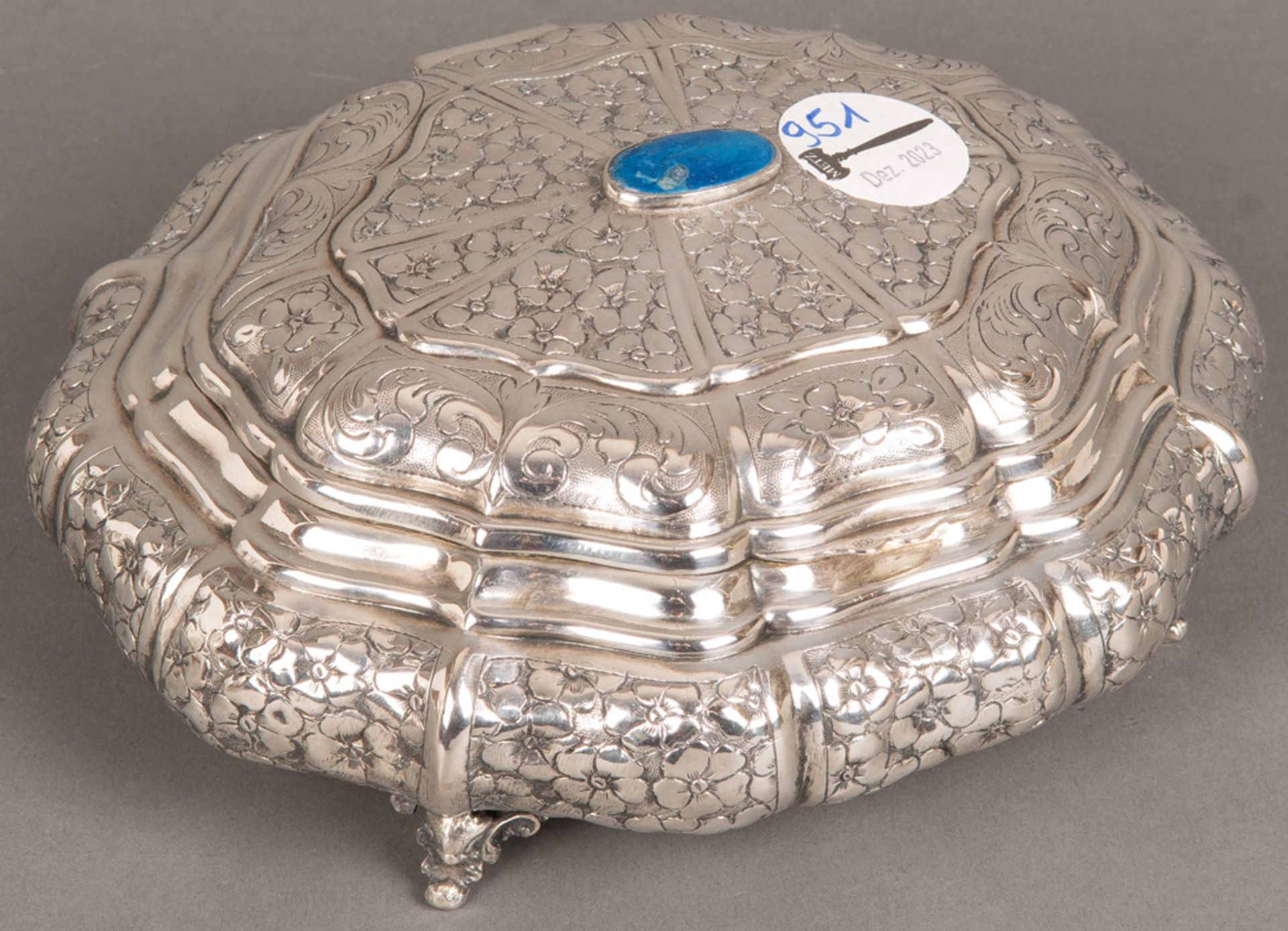 Ovale Deckeldose. Deutsch um 1900. 800er Silber, ca. 600 g, am Boden gepunzt. Reich floral