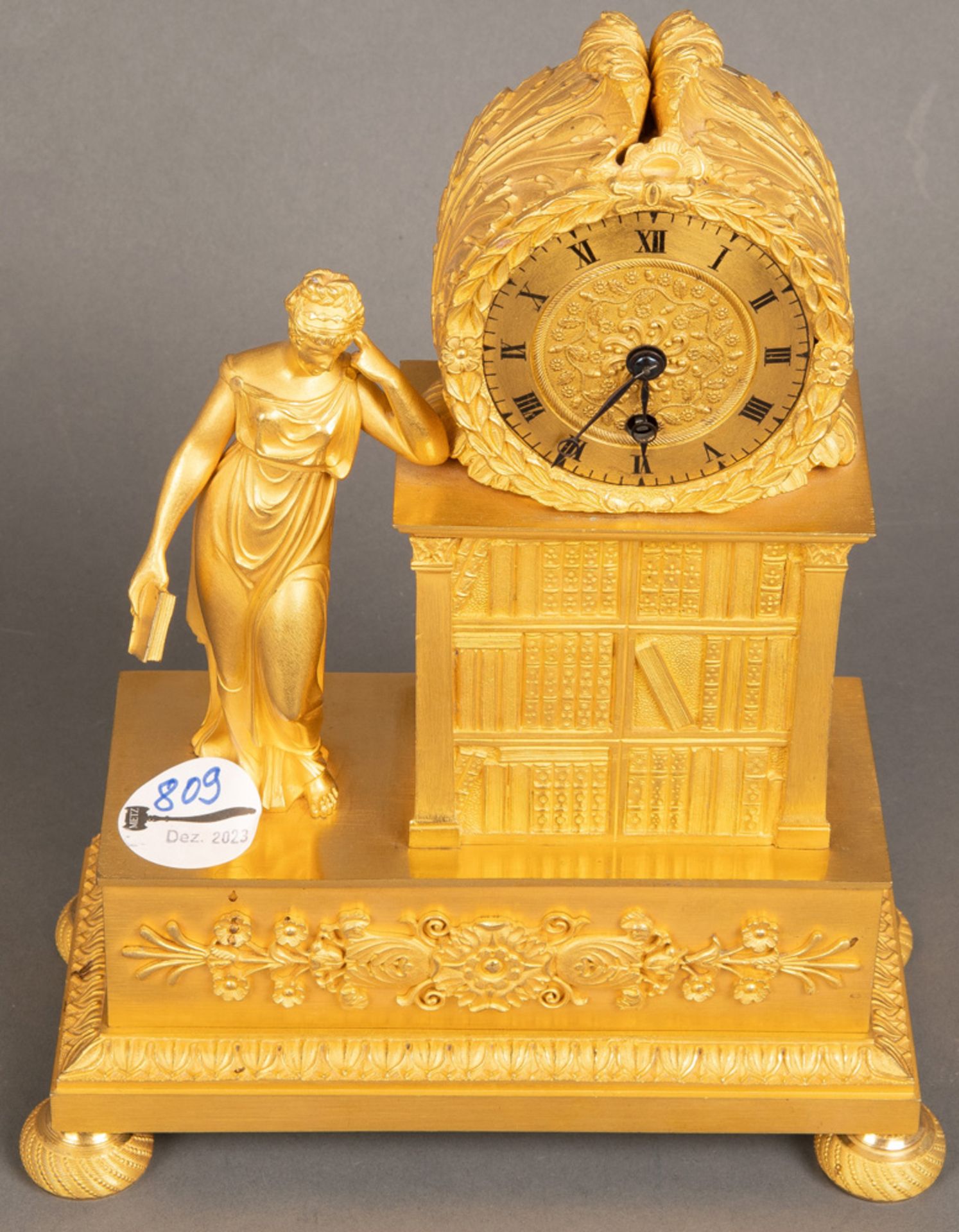 Empire-Tischuhr. Paris 19. Jh. Bronze, feuervergoldet. Rundes Uhrwerk mit einfachem Schlüsselaufzug,