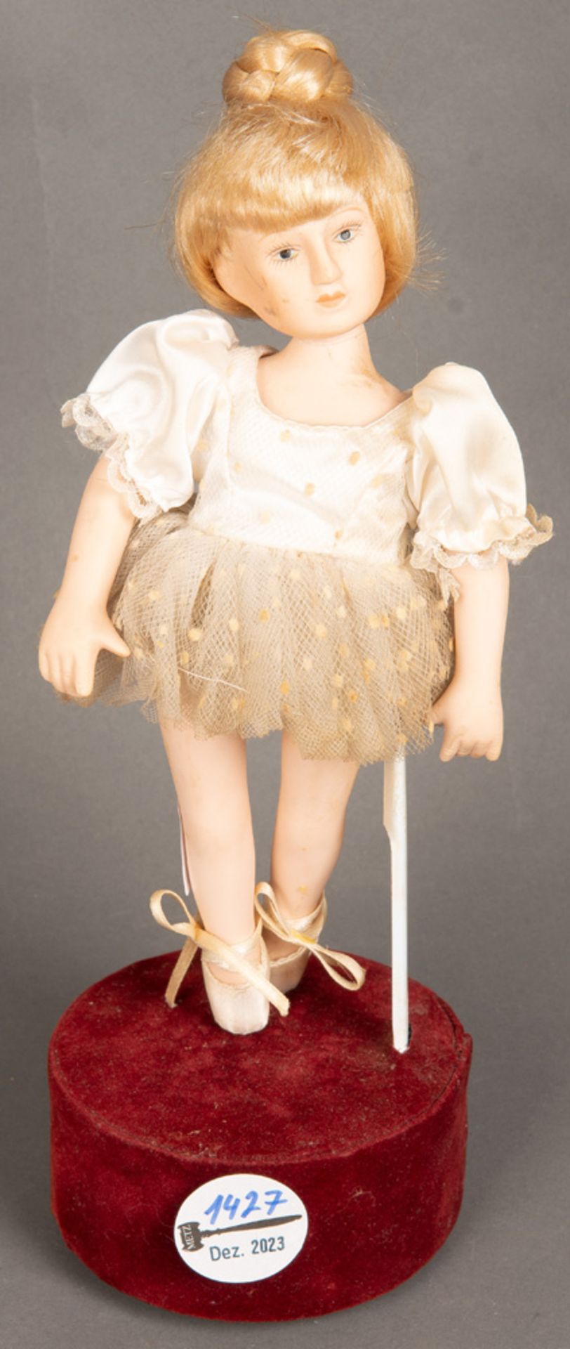 Ballerina-Spieluhr mit Porzellankörper, H=29,3 cm. (Funktion ungeprüft)