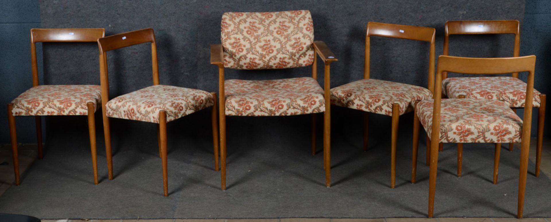 Fünf Stühle und ein Sessel. Lübke 1960er Jahre. Massiv Teakholz, Sitze und Rückenlehne mit