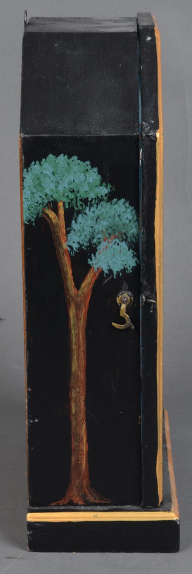 Tischuhr. Deutsch. Holzgehäuse, ebonisiert, teilw. farbig bemalt, mit Goldrand. Ziffernblatt mit - Bild 2 aus 2