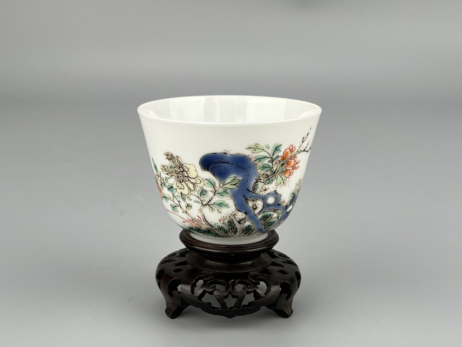 A Chinese Famille Rose cup, KangXi Pr. 