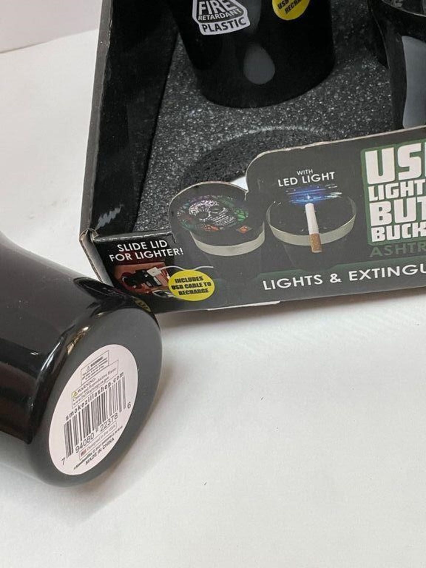 6 X USB LIGHTER BUTT BUCKET ASHTRAYS WITH LED LIGHTS IN DISPLAY CASE - Image 4 of 4