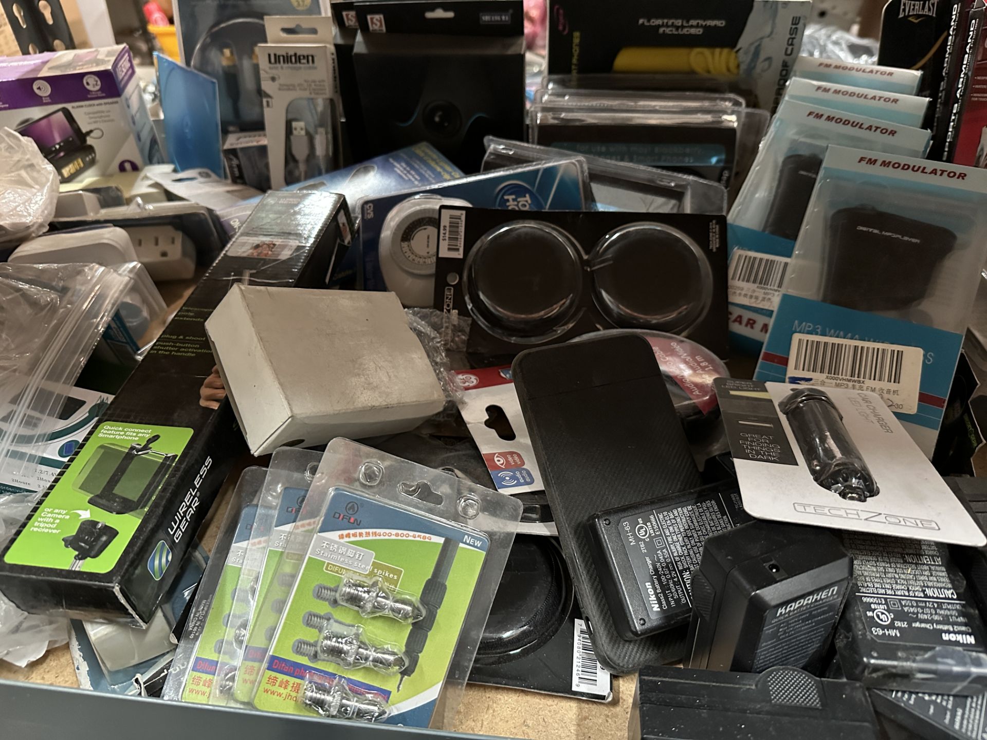 Mixed Lot of Electronics Accessories, Phone Cords, Etc, ARA14 - Image 3 of 6