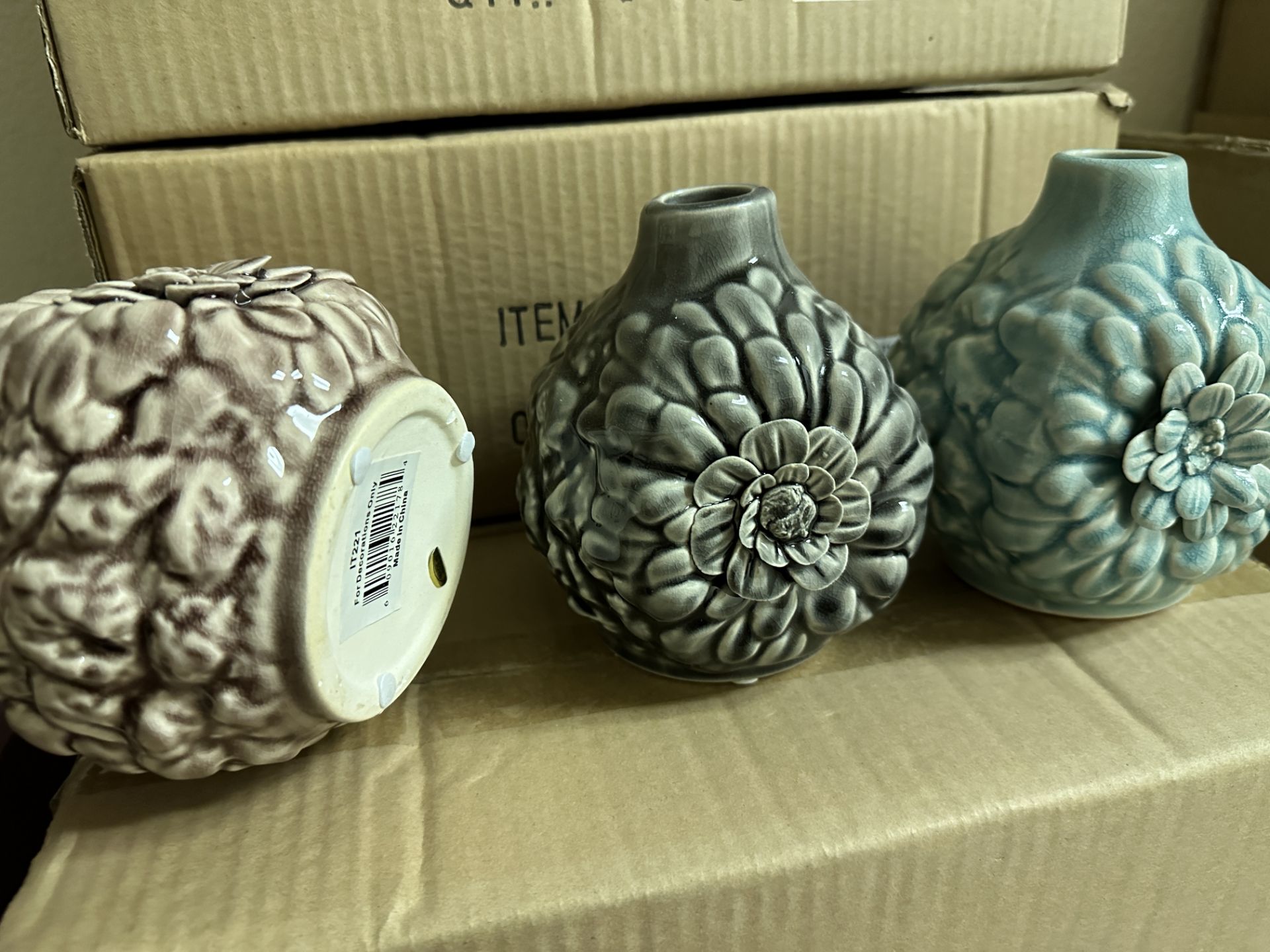 12x Decorative Ceramic Vases with Floral design, 3 different colors, IT221x4 - Image 5 of 5