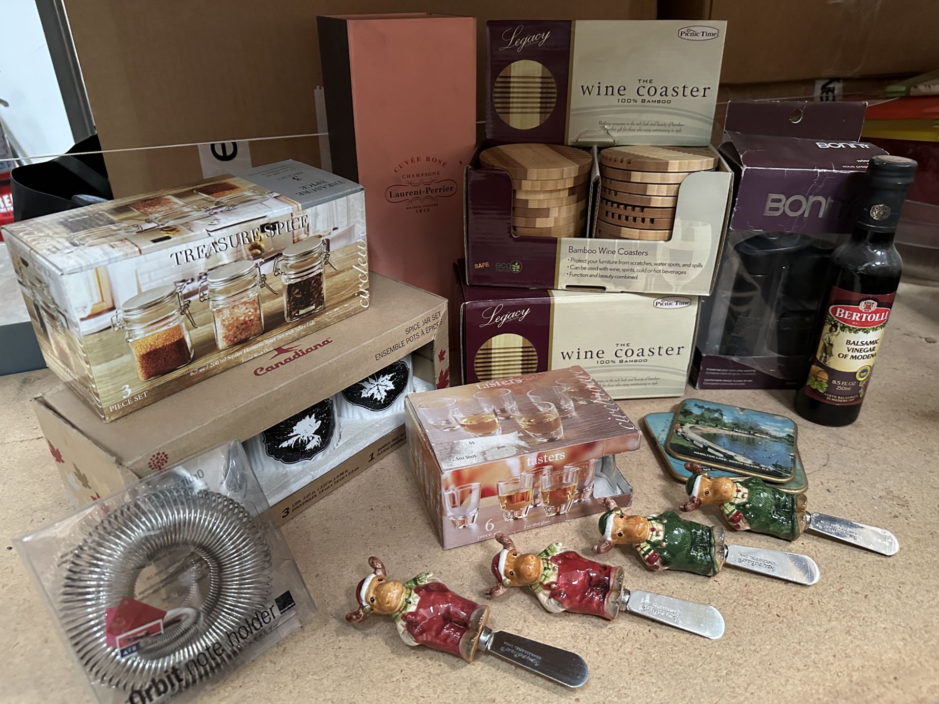 Mixed Lot of wine accessories, coasters, Rare box for wine, Harry and David accessories, ARA2 - Image 2 of 6