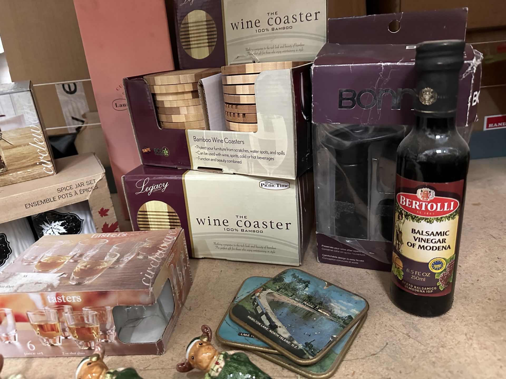 Mixed Lot of wine accessories, coasters, Rare box for wine, Harry and David accessories, ARA2 - Image 5 of 6