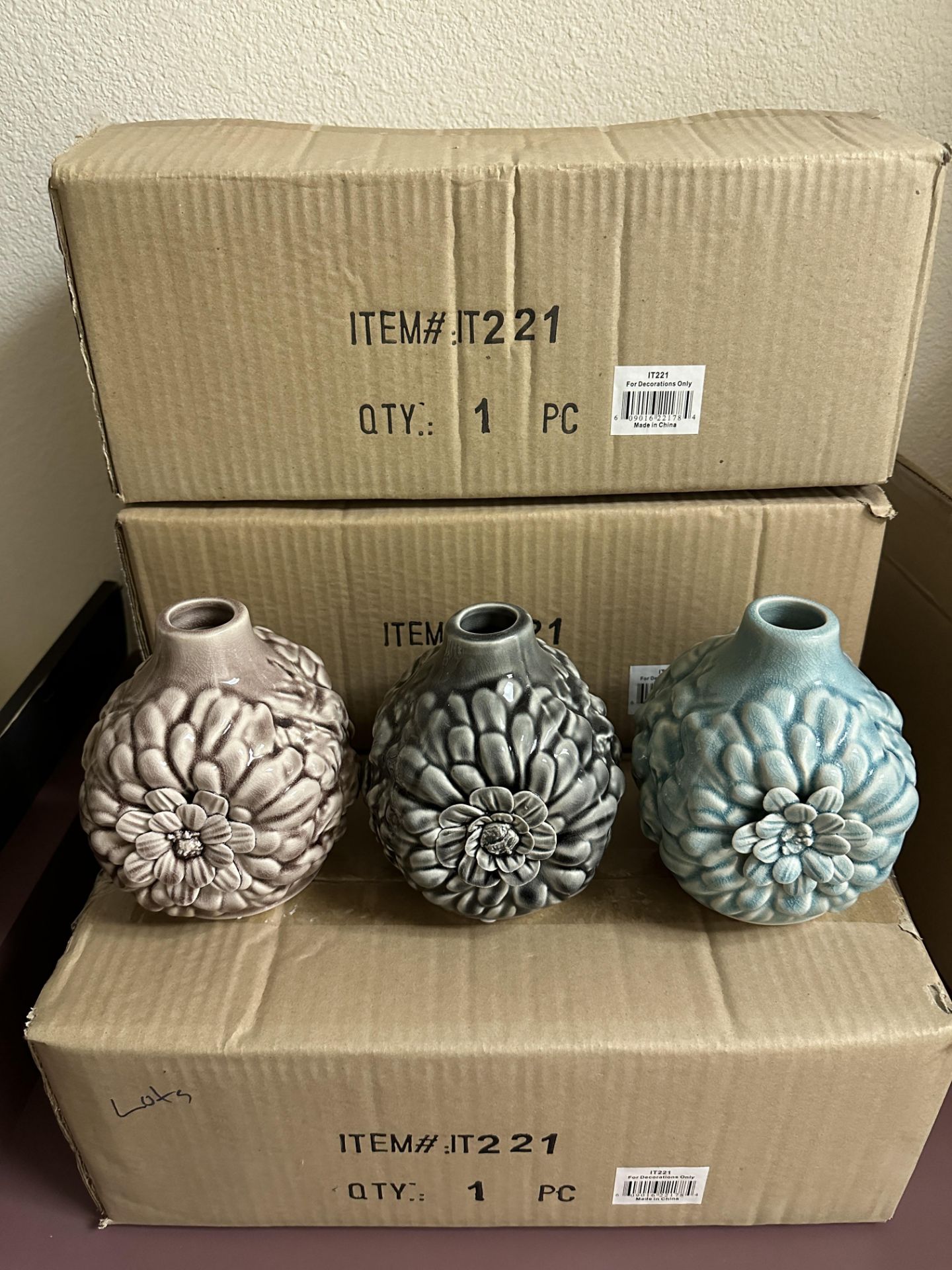 12x Decorative Ceramic Vases with Floral design, 3 different colors, IT221x4