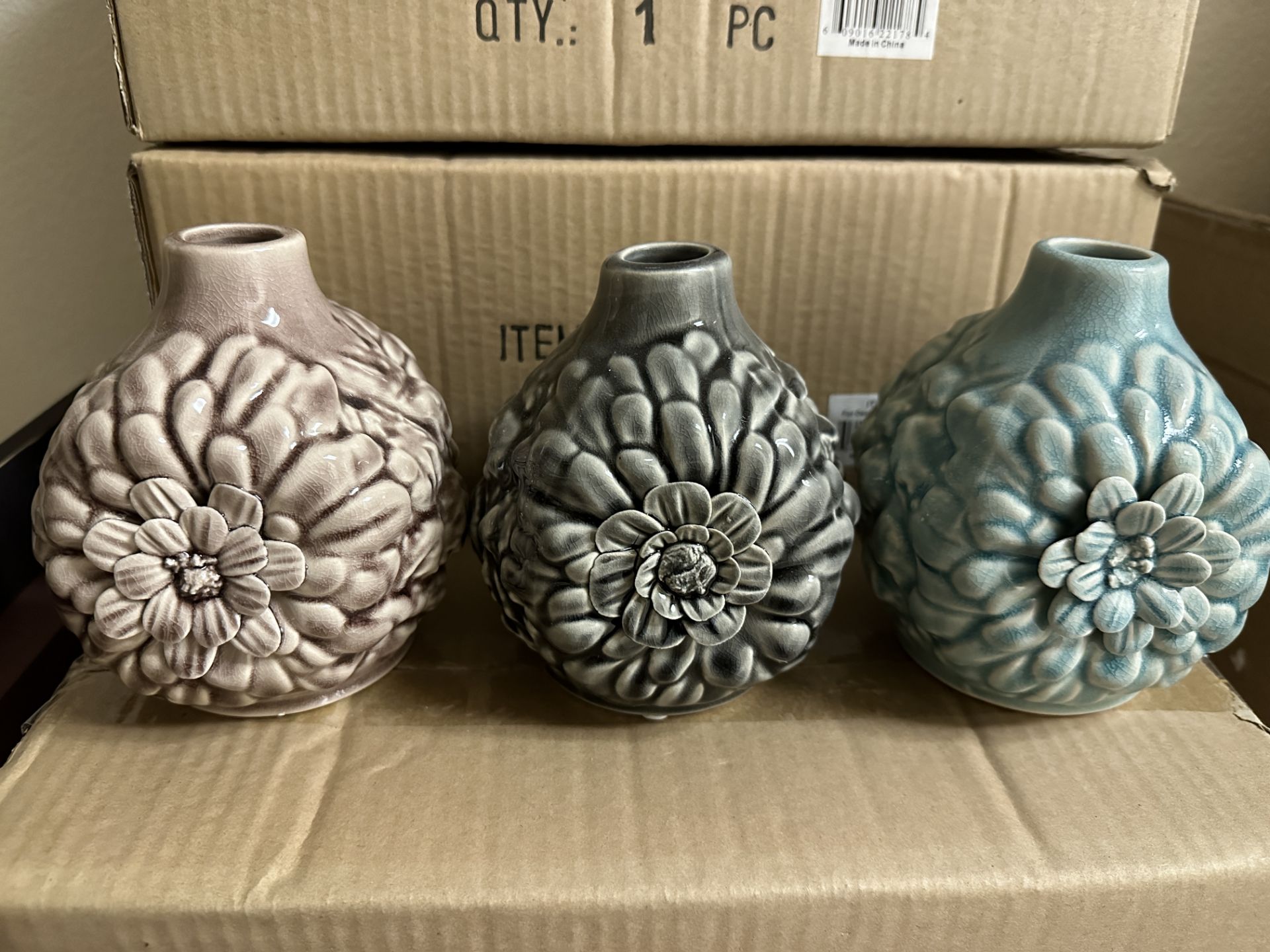 12x Decorative Ceramic Vases with Floral design, 3 different colors, IT221x4 - Image 2 of 5