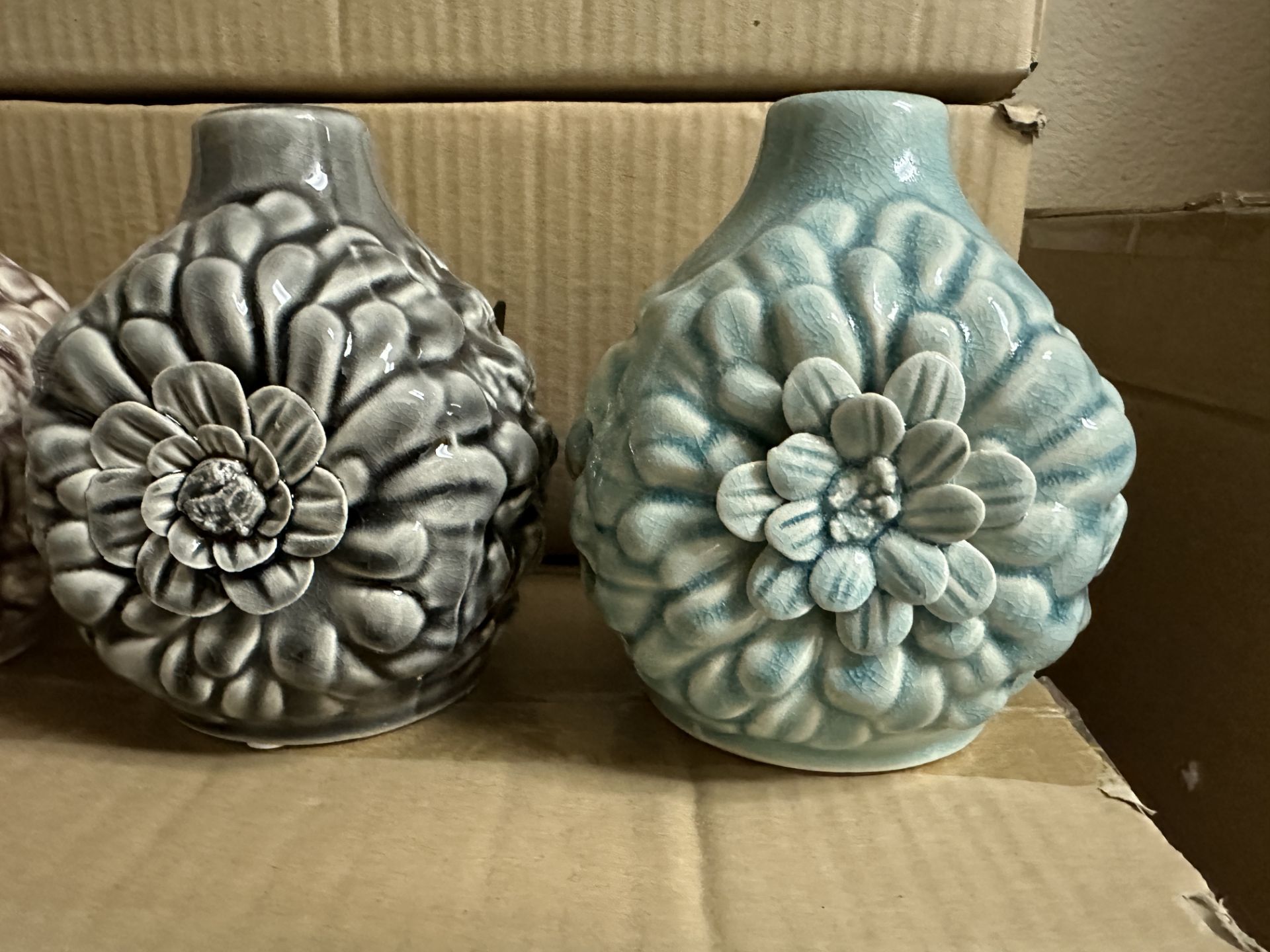 12x Decorative Ceramic Vases with Floral design, 3 different colors, IT221x4 - Image 3 of 5