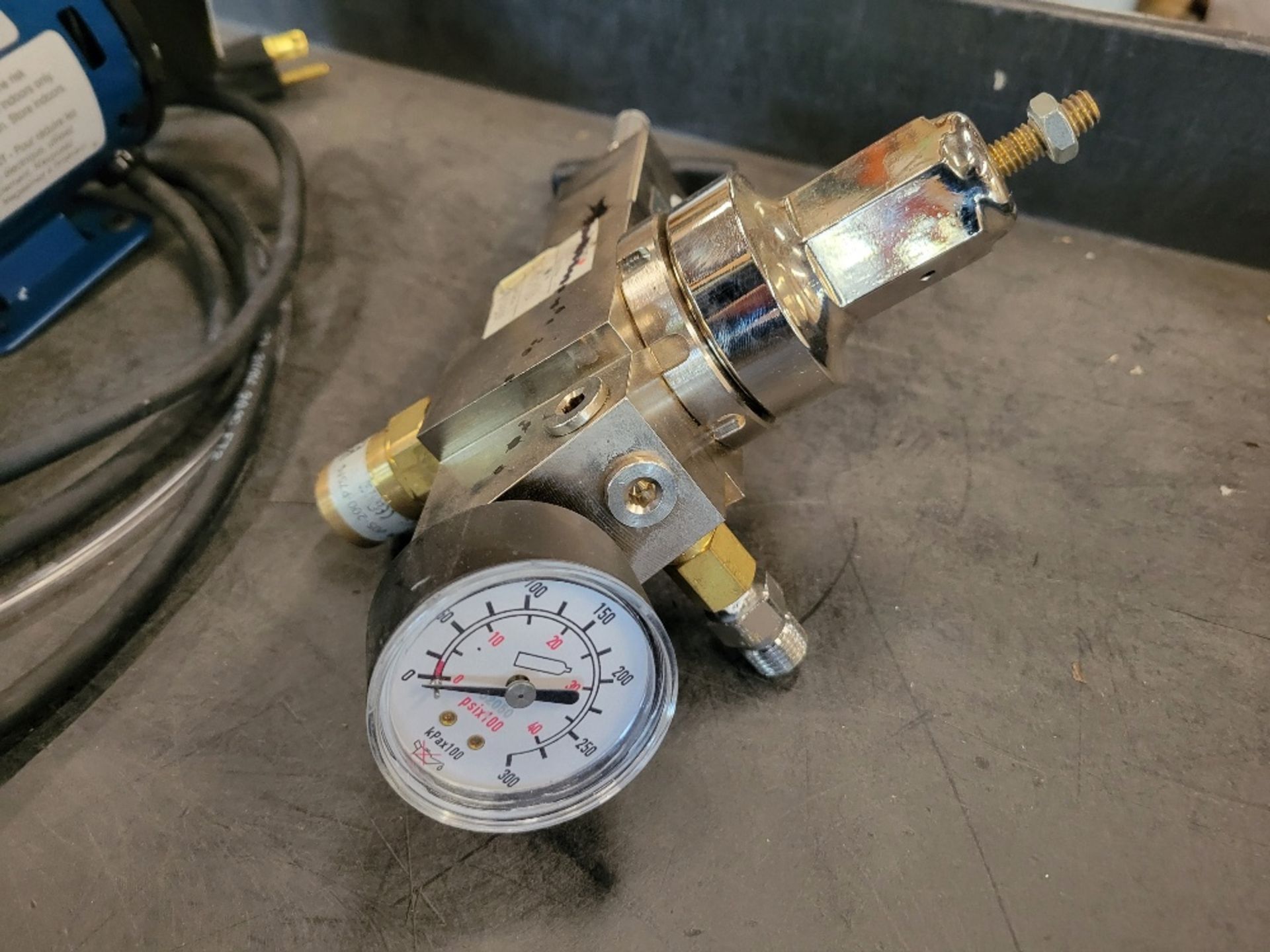 First Aid Equipment Vacuum/Pressure Pump and Oxygen Meter - Image 4 of 6