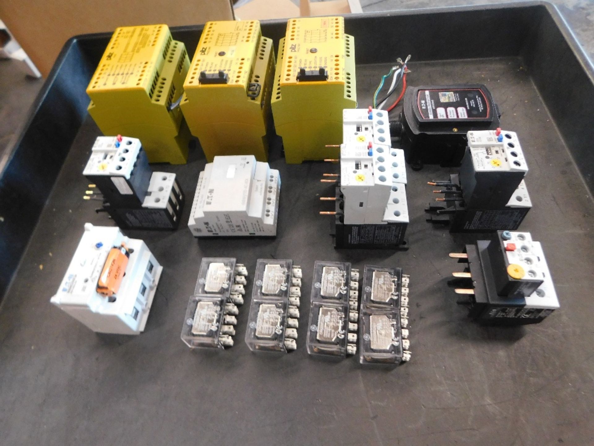 19x Eaton and Pilz Relays - Assorted Models - Image 2 of 8
