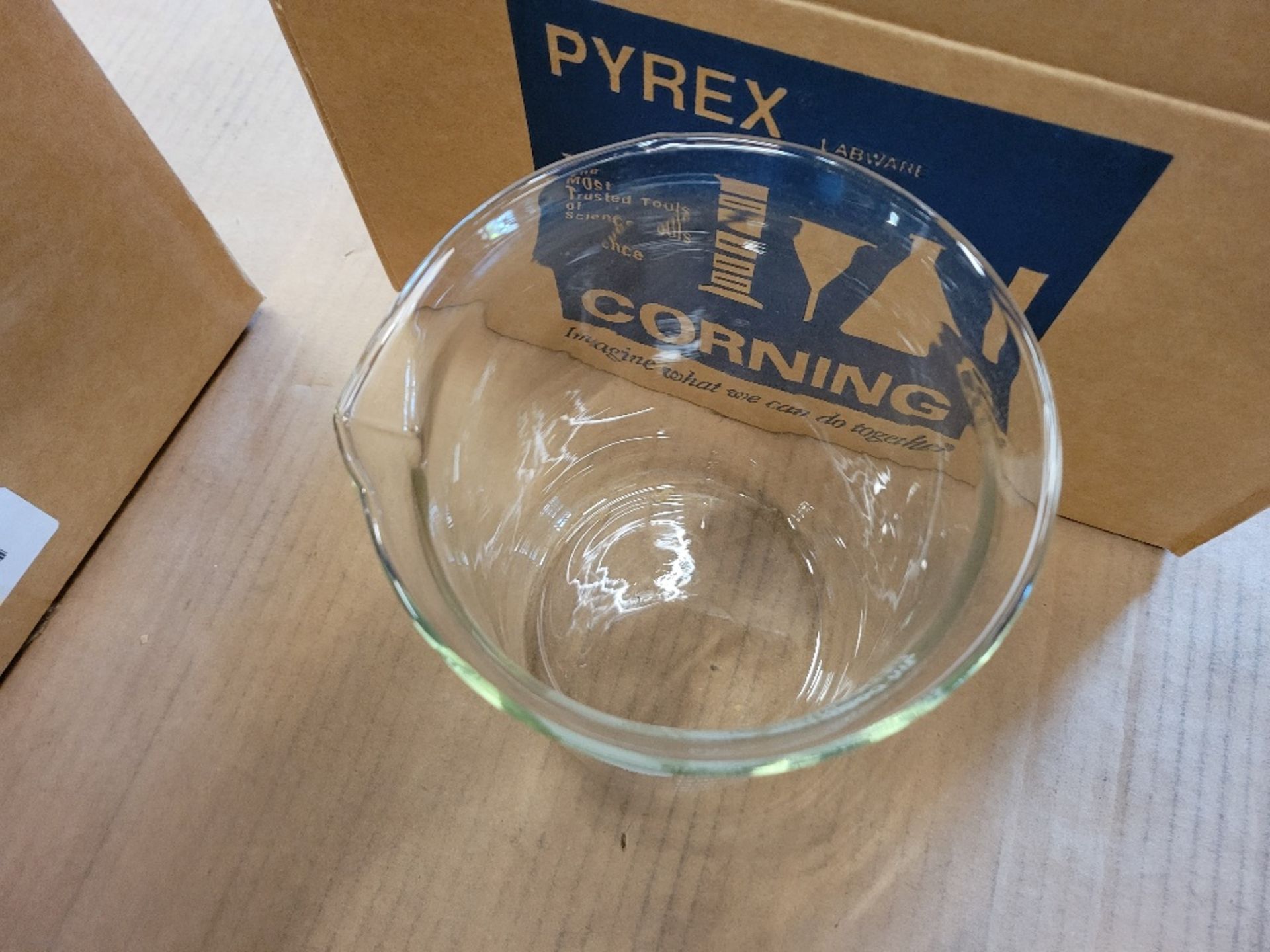 5x Pyrex 1000-2L Beaker for Laboratory Use - Image 4 of 4
