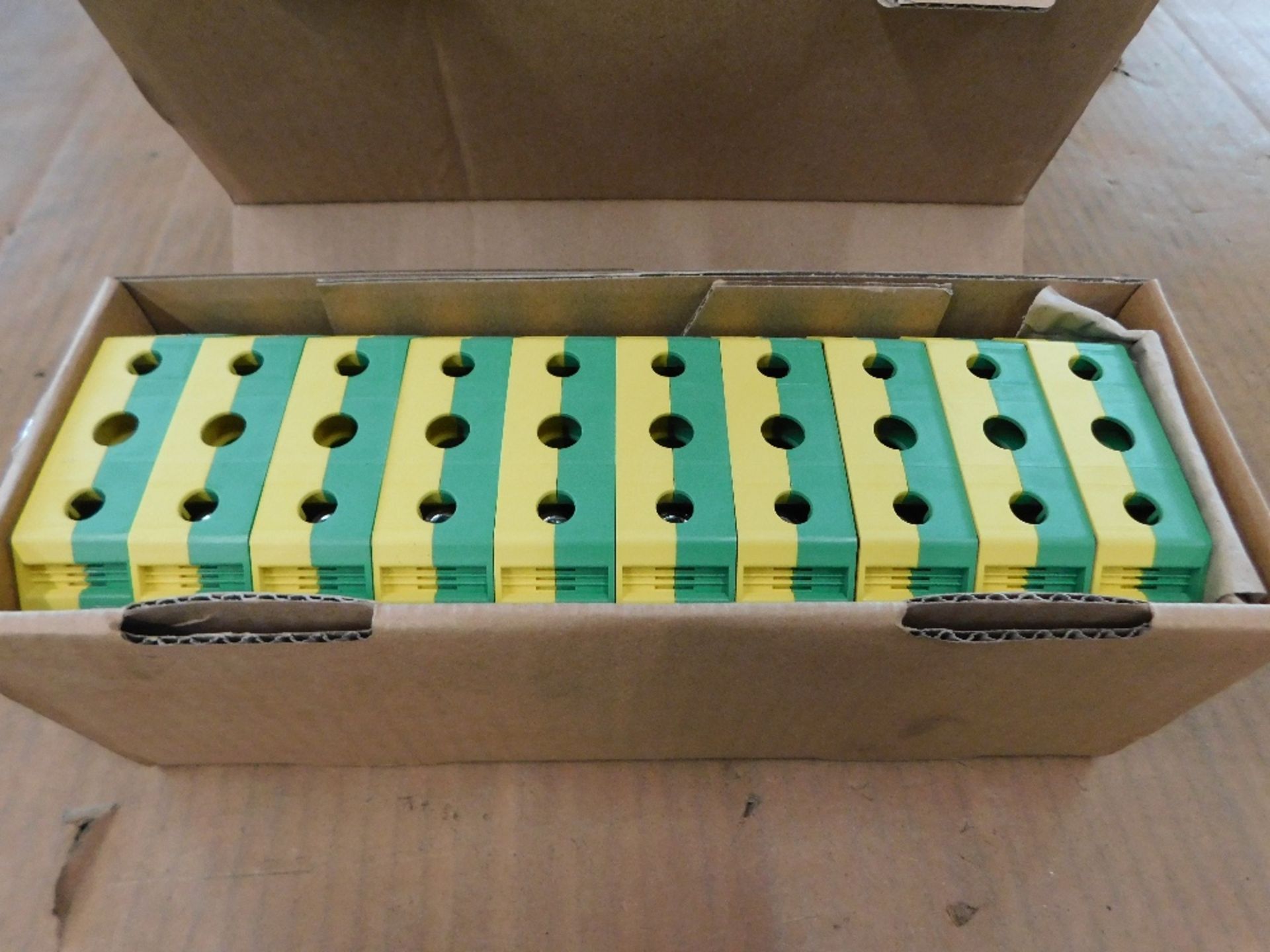 400x Eaton XBUK95PE Terminal Blocks EA - Image 3 of 6