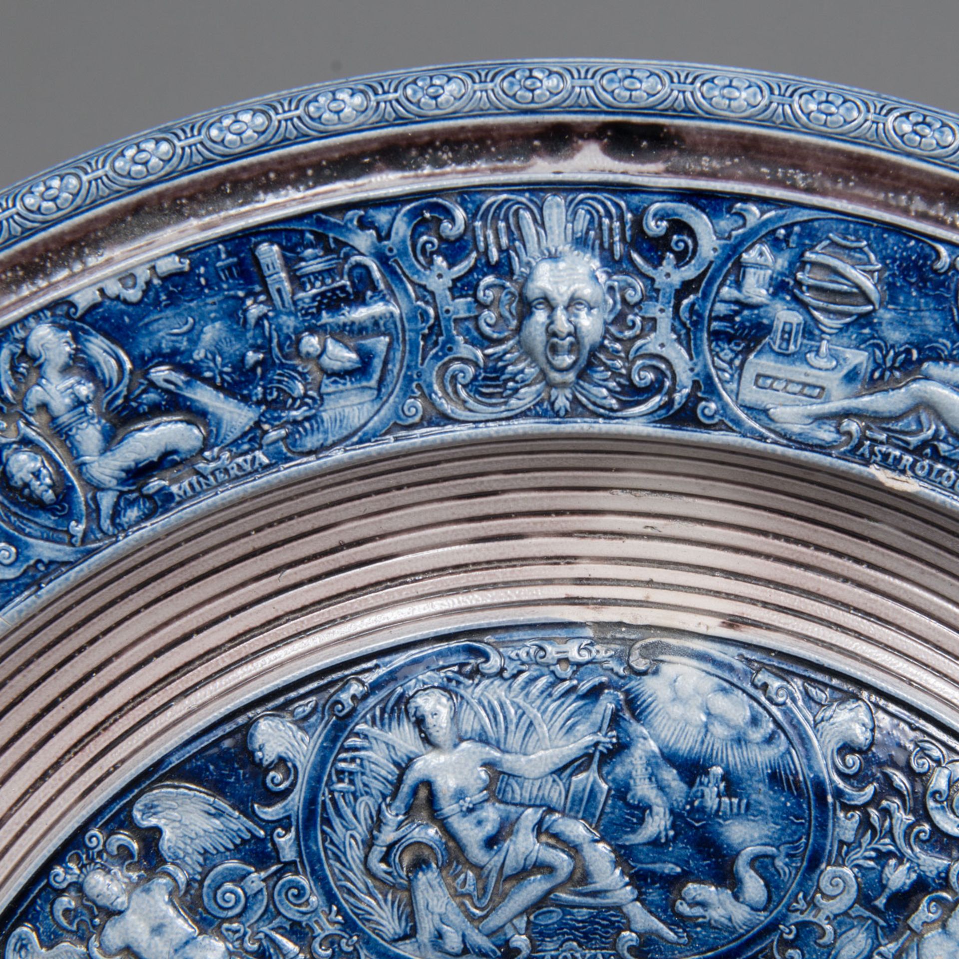 A Westerwald ceramic dish - Image 3 of 3