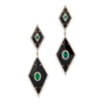 PAIRE DE PENDANTS D'OREILLES EN OR 14K, ARGENT, ONYX, ÉMERAUDES ET DIAMANTS