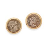 PAIRE DE BOUCLES D'OREILLES EN OR ET PIÈCES DE MONNAIE ANCIENNES