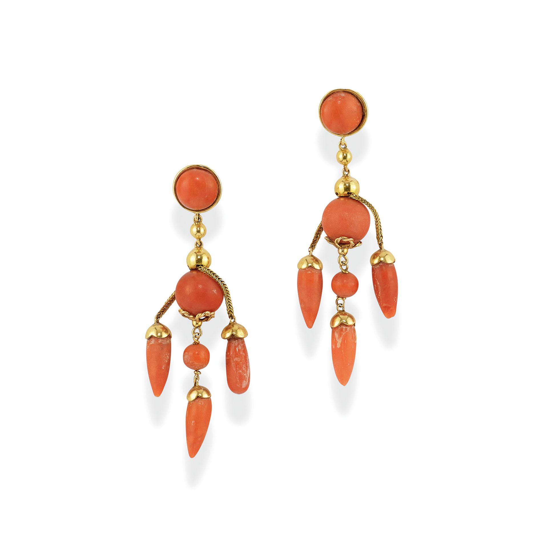 PAIRE DE PENDANTS D'OREILLES EN OR ET CORAIL