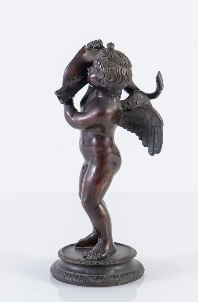 Scultura in bronzo raffigurante cherubino con delfino. Francia, inizio del XIX secolo. Cm 26x10,5x10 - Image 2 of 4