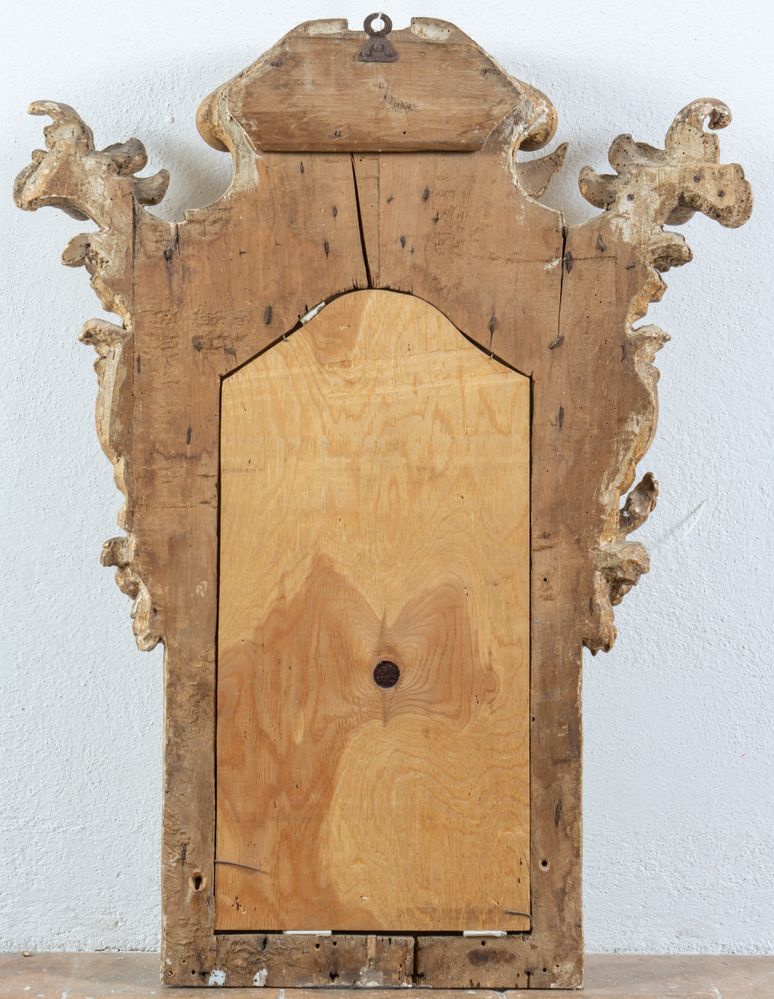 Specchiera in legno intagliato e dorato. Emilia, seconda metÃ  del XVII secolo. Di forma sagomata co - Image 2 of 2