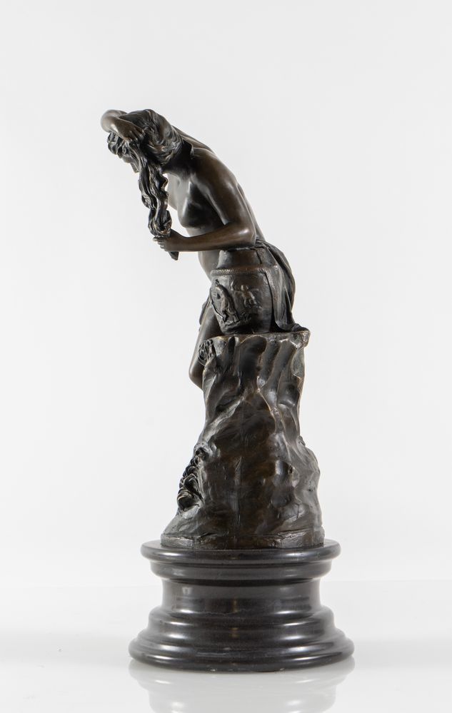Bagnante. Scultura in bronzo con base in marmo nero. Fine del XIX secolo. Cm 50x26,5x20. - Image 3 of 3