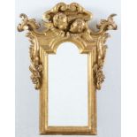 Specchiera in legno intagliato e dorato. Emilia, seconda metÃ  del XVII secolo. Di forma sagomata co