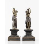 Coppia di sculture in bronzo raffiguranti figure femminili che sorregge brocca, di gusto classico, p